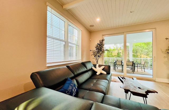 Charming 3-bedroom house on the water in delightful Cortez minutes to the Beach