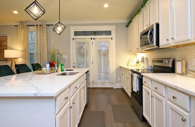 Charming 3-bedroom house with WiFi and AC in welcoming Durham