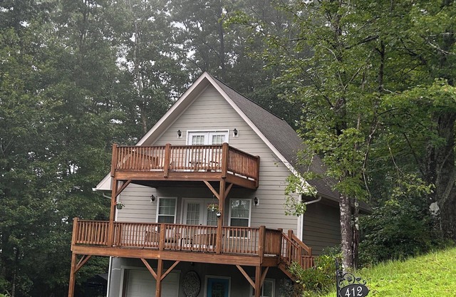 Charming 3-bedroom house in Etowah with breathtaking mountain views.