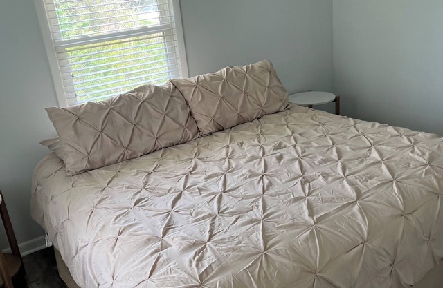 Charming 3-bedroom house in delightful Monroe with WiFi, AC. n
