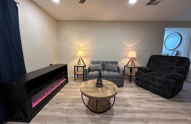 Charming 3-bedroom house with.Eloy Skydive Paradise. WiFi, AC, hot tub/pool.