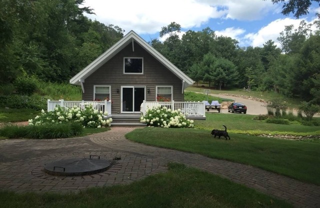 Charming 3-bedroom lake house in lovely Saxeville, WI with WiFi, AC