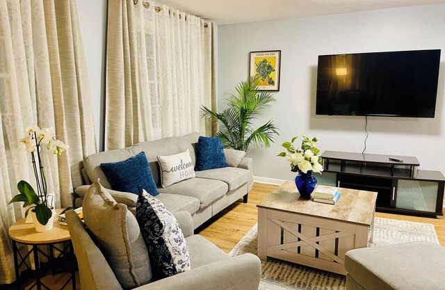 Charming 3-bedroom townhome in Marblehead n3 miles to Salemn14 miles to Boston