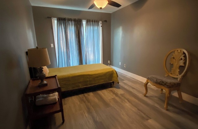 Charming 3-bedroom townhome with WiFi, AC in welcoming Edgewater
