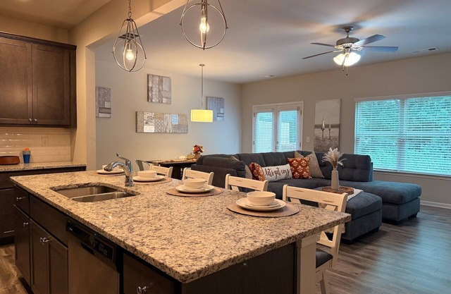 Charming 3-bedroom townhome near Hartsfield Jackson in fabulous gated community.