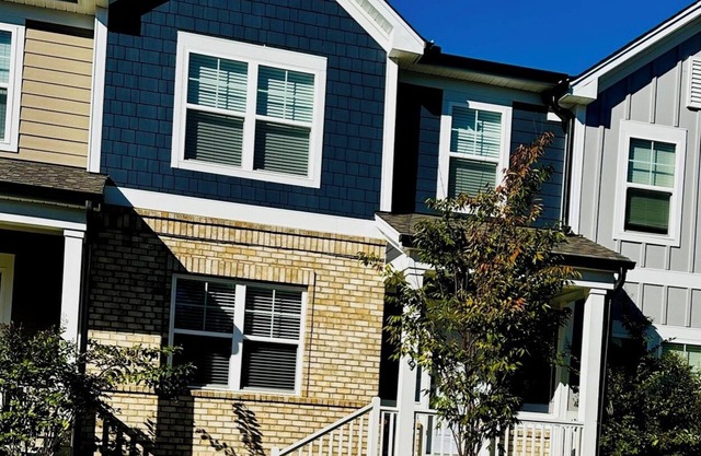 Charming 3-bedroom townhome! It's cozy, pristine & 15 minutes to awesome Raleigh