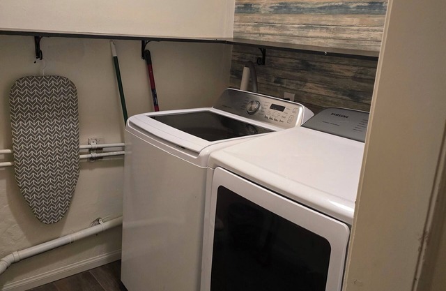 Charming 3-bedroom 2 Bath house with WiFi and AC/Heat and Pool in Bakersfield