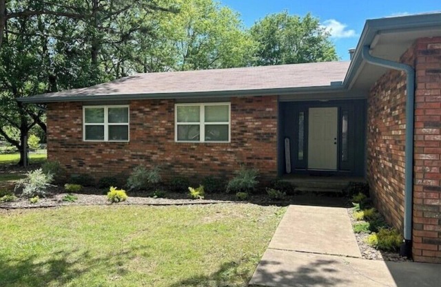 Charming 3-bedroom house with AC and WiFi in Bentonville