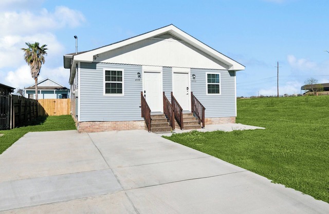 Charming 3-bedroom house in vibrant New Orleans with WiFi, AC & Large Back Yard