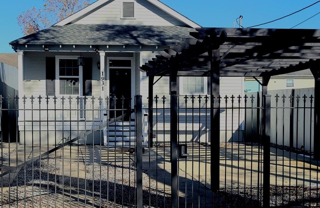 Charming 3-bedroom private oasis 3 blocks from the main parade route