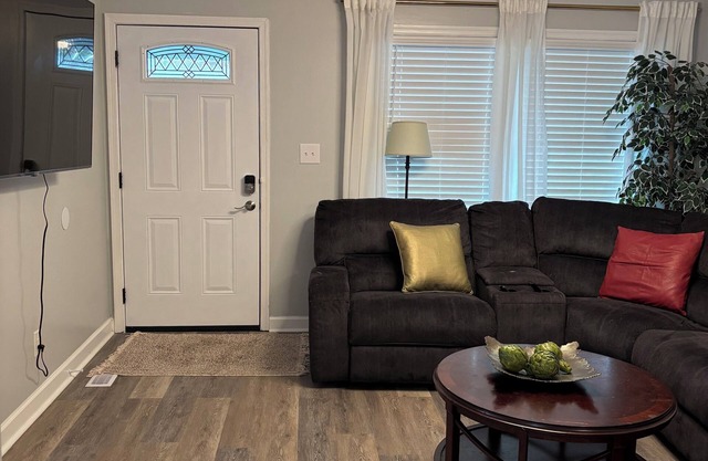 Charming 3-bedroom house with WiFi. Centrally located near Hampton Coliseum.