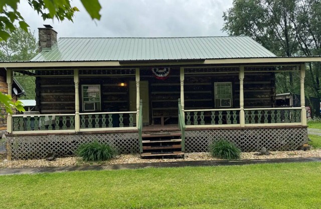 Charming 3-bedroom 5 bed hottub cabin WiFi in scenic Seneca Rocks West Virginia