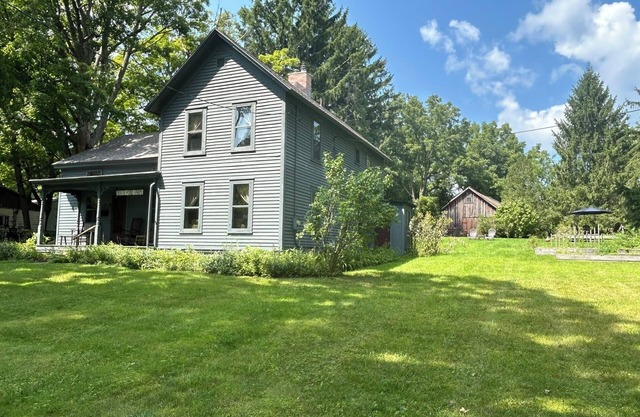 Charming 3-bedroom farmhouse in welcoming Skaneateles, short walk to village.