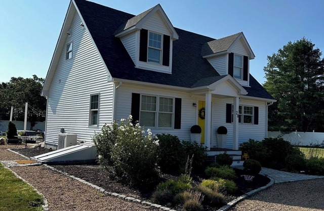 Charming 3-bedroom house in enchanting West Tisbury with AC, WiFi & pool