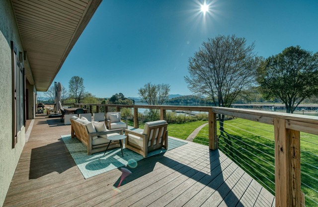 Charming 3-bedroom waterfront condo with fitness room in Young Harris/Hiawassee