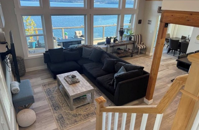 Charming 3 bedroom waterfront in Coupeville, Wa