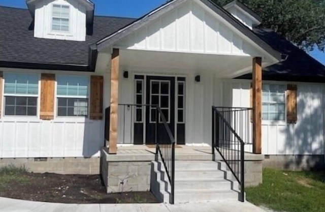 Charming 3-bedroom with hot tub. Minutes from every convenience.