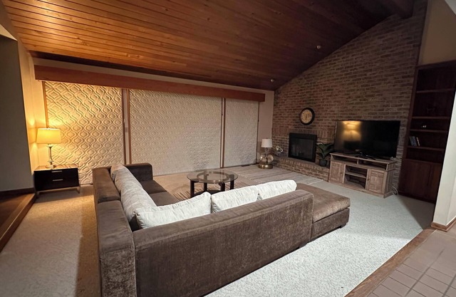 Charming 3-bedrooms house/resort-like with Firepit and Deck.