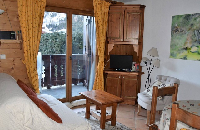 Charming 3-room garden apartment, near slopes, perfect for families