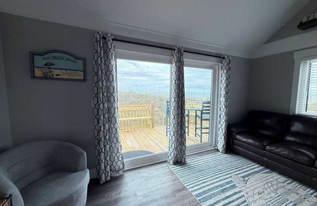 Charming 3-bedroom townhome Oceanfront and next to Pier in North Topsail Beach