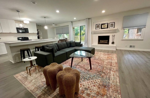 Charming 3BD/2BA Home in Tranquil Neighborhood 20 mins from Airport and Downtown