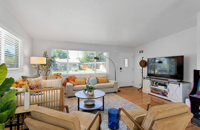 Charming 3BD - BBQ, Backyard - 1 Mile to Olde Town