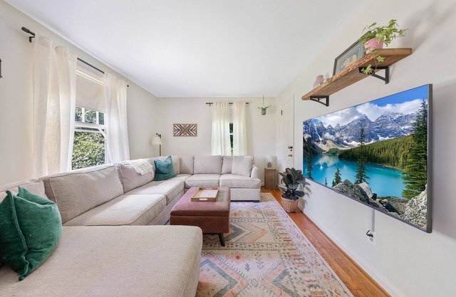 Charming 3BR 2BA Oversized Cape with Mountain Views!