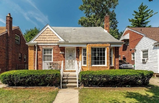 Charming 3br Detroit Bungalow Near Zoo, Stadiums, and Suburbs.