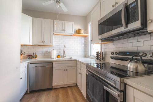 Charming 4 BDR - Walk to Downtown & Free parking!