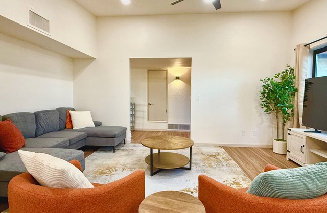 Charming 4 bed/2 bath lovely house in central Location w/much Privacy and Space