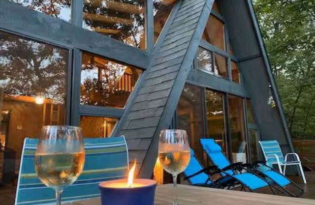 Charming 4-bedroom chalet with lake access in enchanting Innsbrook.