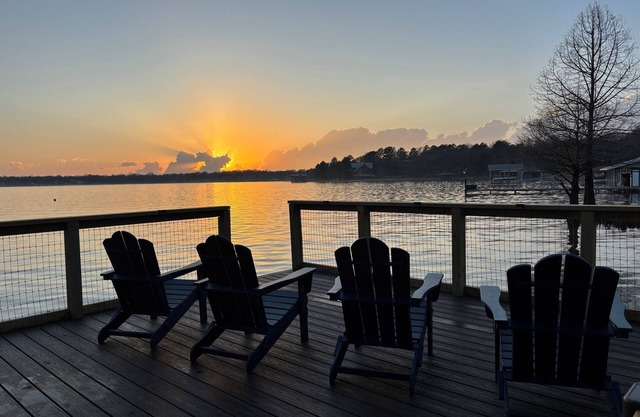 Charming 4 bedroom Country Cottage on the Lake