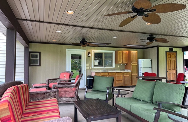 Charming 4-bedroom house with WiFi and AC in Branchport