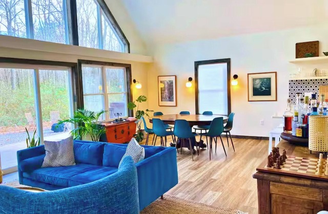 Charming 4-bedroom house with Hot Tub - Playset - Firepit - Lake beach