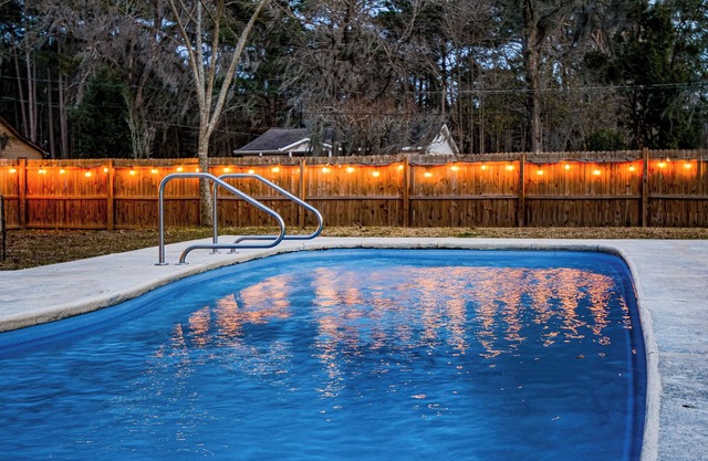 Charming 4-bedroom house with Private Pool near Savannah