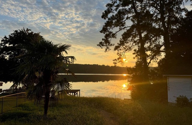 Charming 4-bedroom Lakehouse cottage one hour from downtown Atlanta