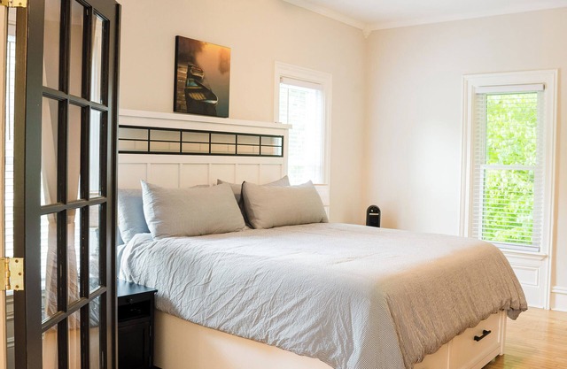 Charming 4-bedroom Modern Farmhouse with AC, WiFi, & Close to Lakes!