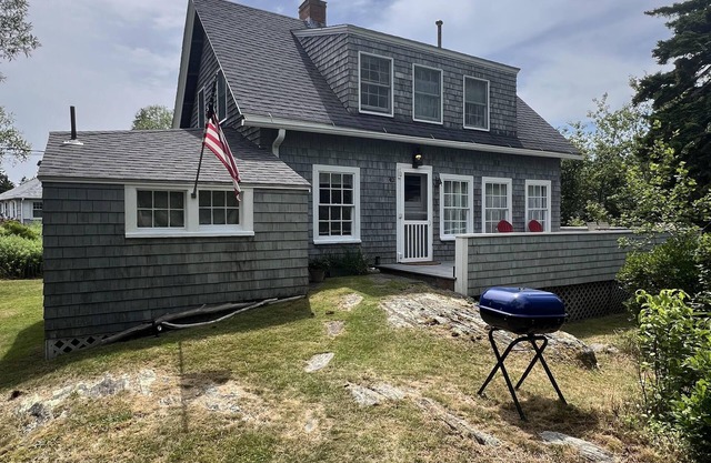 Charming 4 bedroom Classic Maine Cottage located near the giant stairs.