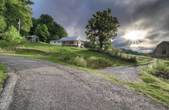 Charming 4-bedroom farmhouse in Shady Valley, TN with breathtaking view