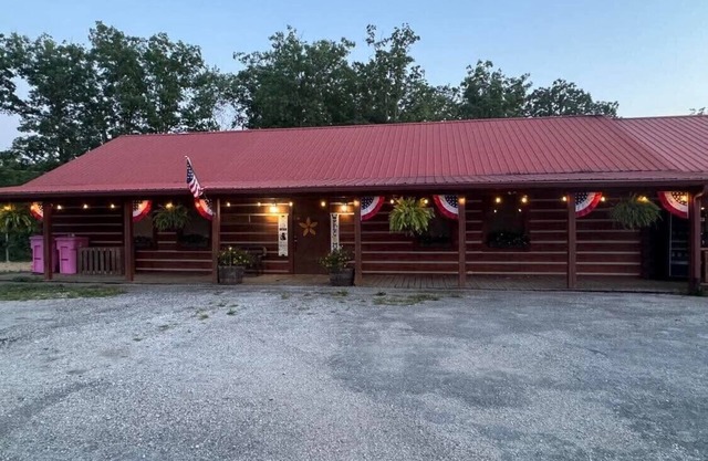 Charming 4-bedroom with Mtn. Views, WIFI, & Cold Plunge Tub in Pine Ridge, Ky