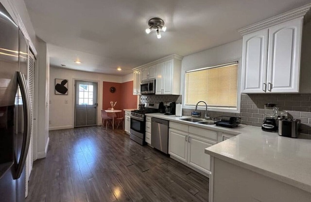 Charming 4 BR Oasis in Los Angeles - Rog-CT
