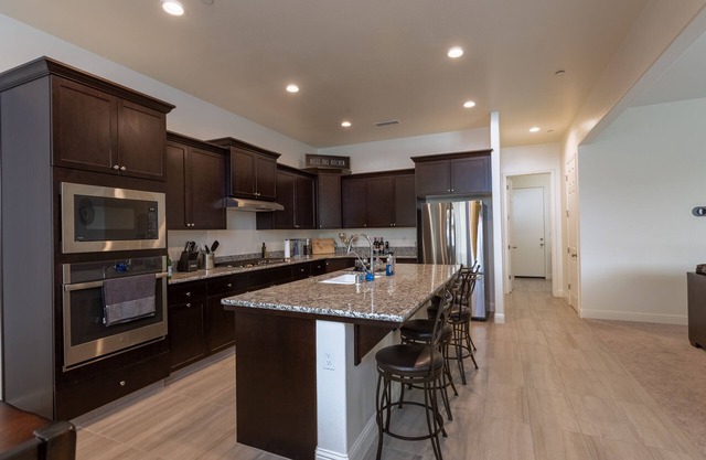 Charming 4BR, 2.5BA Clovis Getaway - Tranquil Retreat!nnnnnnnnnnnn