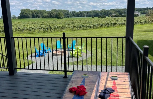 Charming 5-bedroom house in Baroda located on vineyard trail.