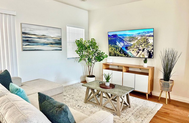Charming 5-bedroom townhome with WiFi and AC in delightful Placentia