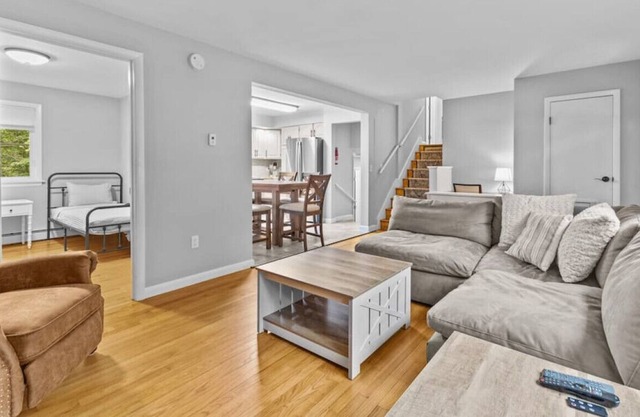 Charming 5BR Home, So Burlington