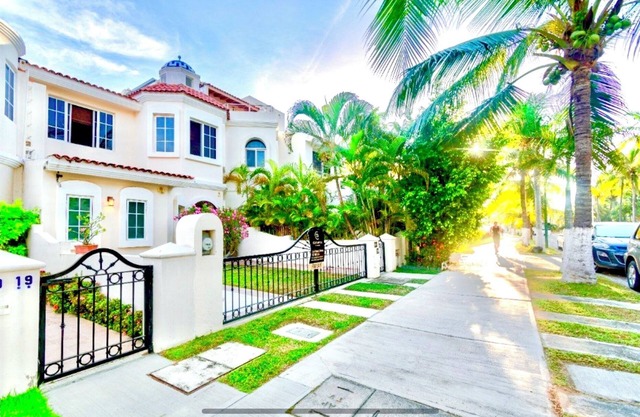Charming 7 brm villa in Marina Vallarta , steps from beach+marina+golf !
