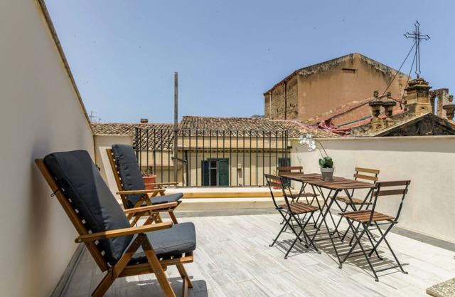 Charming 80 sqm apartment, with mezzanine, for 6 people, located on the 4th floor of a renovated period building. The property is located in the heart of the historic center (Traffic-Restricted Area), between the lively Vucciria market and La Cala (port