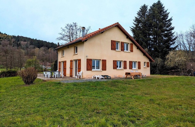 Charming Accessible Cottage: Fireplace, Private Garden, Near Nature & Towns