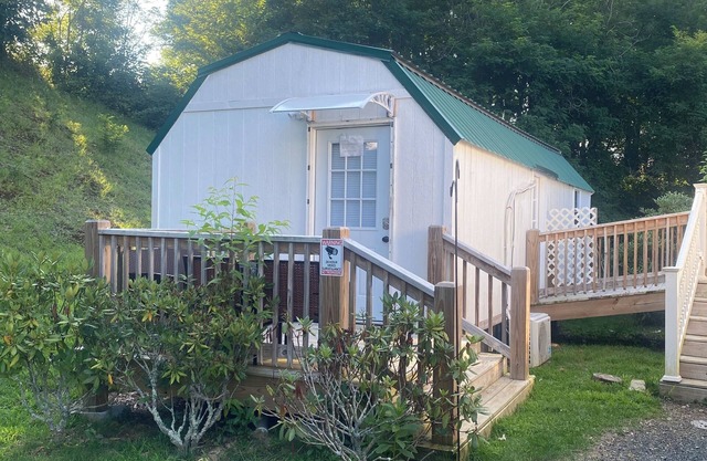 Charming accessory unit/studio/tiny home located on family Christmas Tree Farm