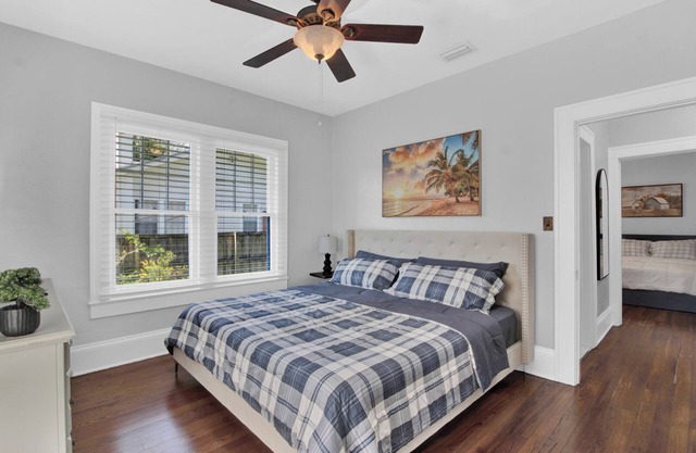 Charming and bright 2-bedroom bungalow in wonderful Historic Sanford
